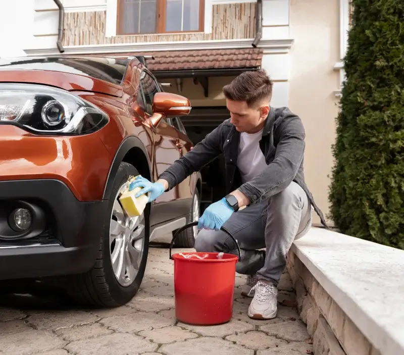 Lavage auto à domicile Béning-lès-Saint-Avold : professionnel intervenant sur un véhicule